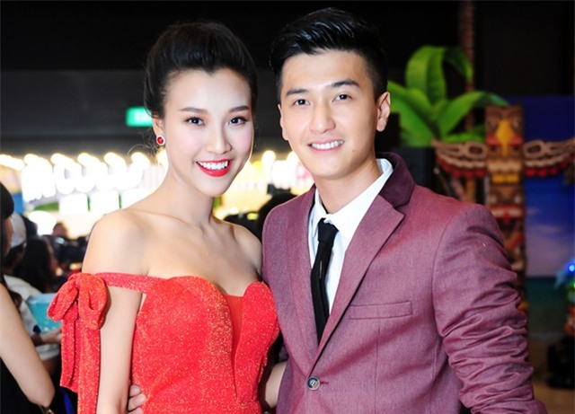 Thúy Nga và con gái gây chú ý với áo dài 'chăn công'