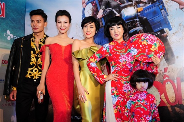 Thúy Nga và con gái gây chú ý với áo dài 'chăn công'