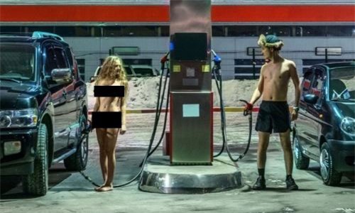 xăng tăng giá, tăng giá xăng, khỏa thân, xăng dầu, bán xăng, giá xăng