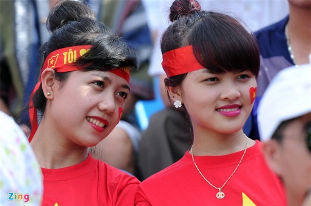 CĐV phủ kín sân Cẩm Phả cổ vũ U23 Việt Nam