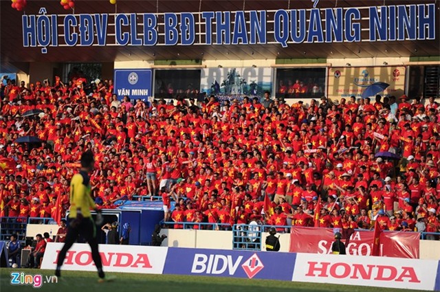 CĐV phủ kín sân Cẩm Phả cổ vũ U23 Việt Nam