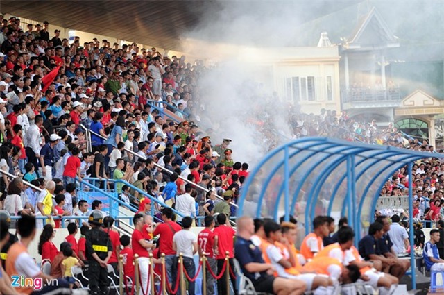 CĐV phủ kín sân Cẩm Phả cổ vũ U23 Việt Nam