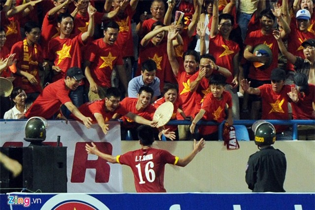 CĐV phủ kín sân Cẩm Phả cổ vũ U23 Việt Nam