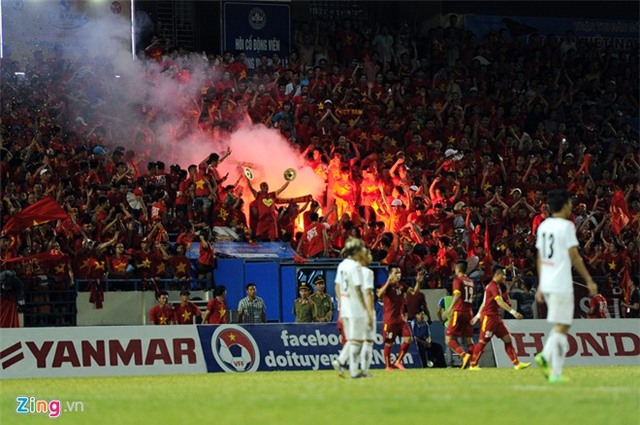 CĐV phủ kín sân Cẩm Phả cổ vũ U23 Việt Nam