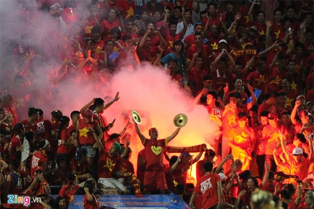 CĐV phủ kín sân Cẩm Phả cổ vũ U23 Việt Nam