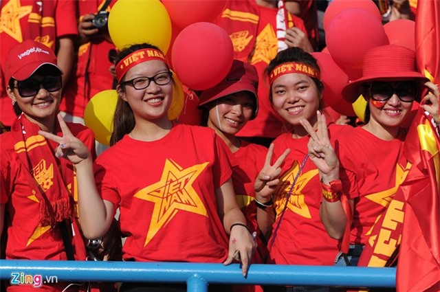 CĐV phủ kín sân Cẩm Phả cổ vũ U23 Việt Nam