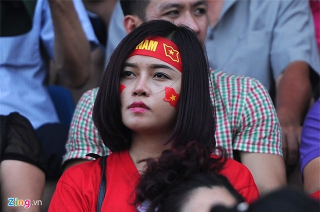 CĐV phủ kín sân Cẩm Phả cổ vũ U23 Việt Nam