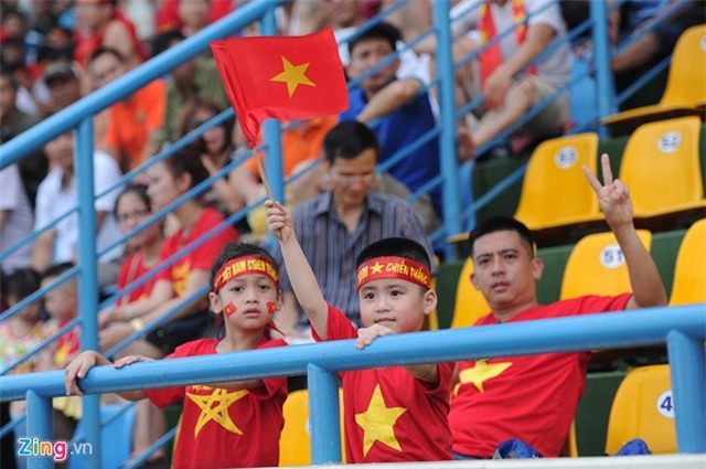 CĐV phủ kín sân Cẩm Phả cổ vũ U23 Việt Nam