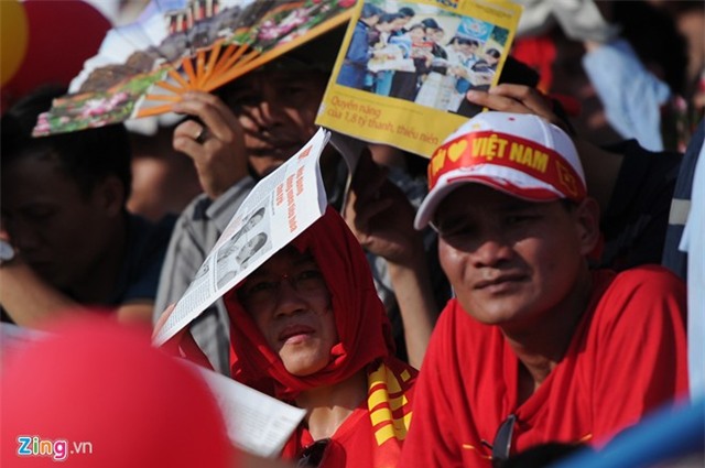 CĐV phủ kín sân Cẩm Phả cổ vũ U23 Việt Nam