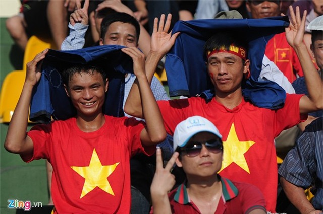 CĐV phủ kín sân Cẩm Phả cổ vũ U23 Việt Nam