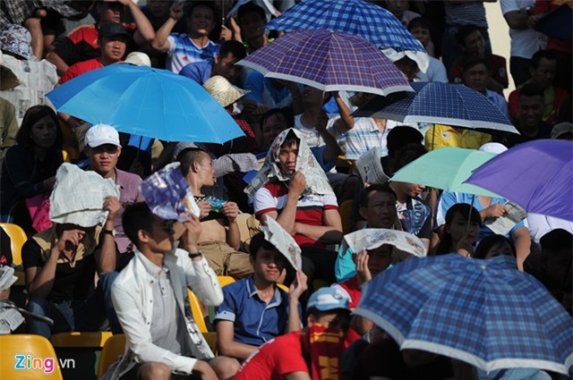 CĐV phủ kín sân Cẩm Phả cổ vũ U23 Việt Nam