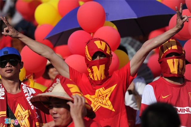 CĐV phủ kín sân Cẩm Phả cổ vũ U23 Việt Nam