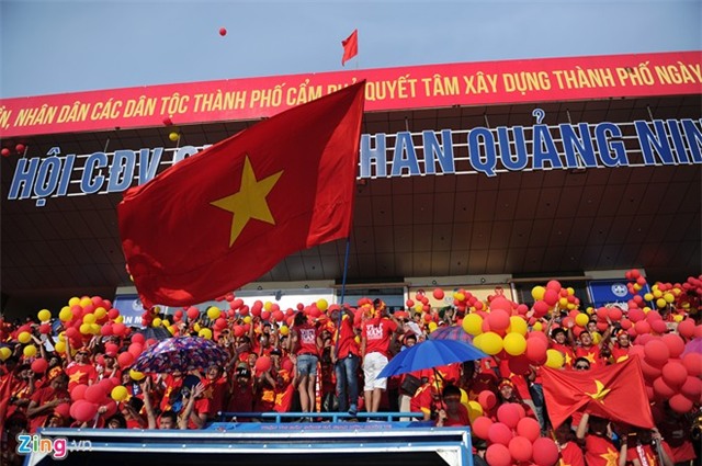 CĐV phủ kín sân Cẩm Phả cổ vũ U23 Việt Nam