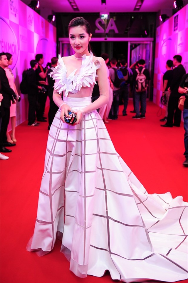 Angela Phương Trinh bất ngờ lột xác hình ảnh trên thảm đỏ