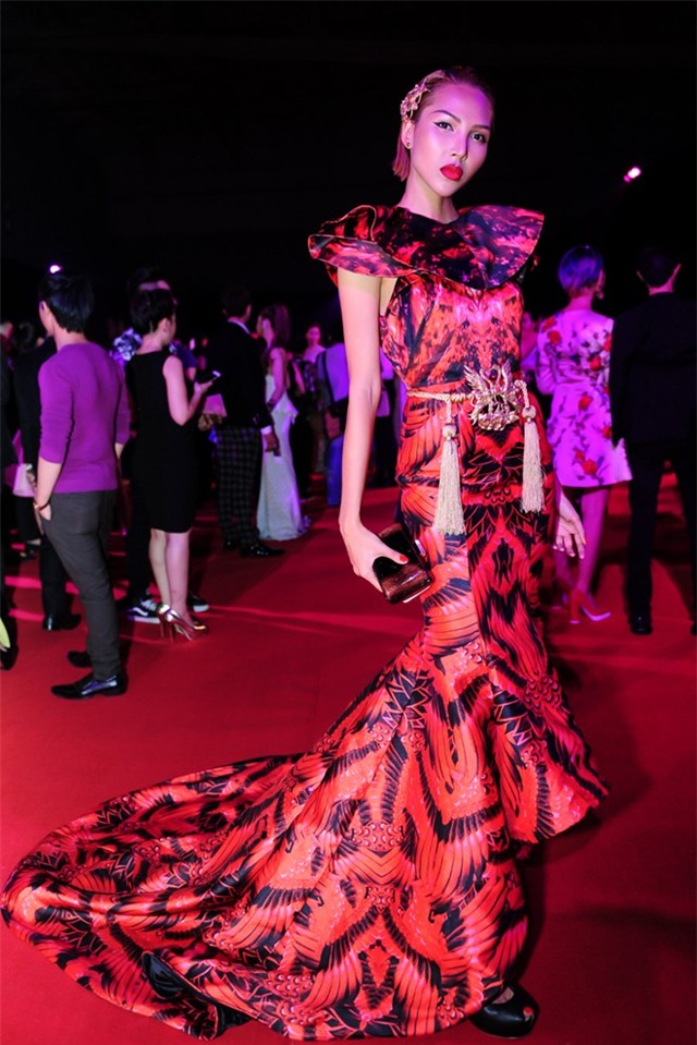 Angela Phương Trinh bất ngờ lột xác hình ảnh trên thảm đỏ