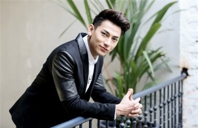 Isaac ngày càng được yêu mến nhờ tài năng, ngoại hình đẹp và phong cách trẻ trung, hiện đại.