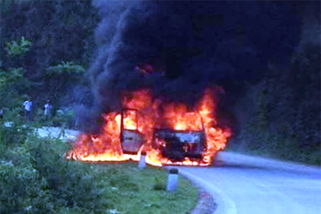 Trong ít phút, xe khách cháy rụi hoàn toàn.