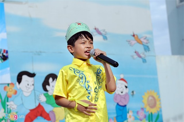 Trần Bờm ngượng nghịu thú nhận với bố học kém tiếng Anh