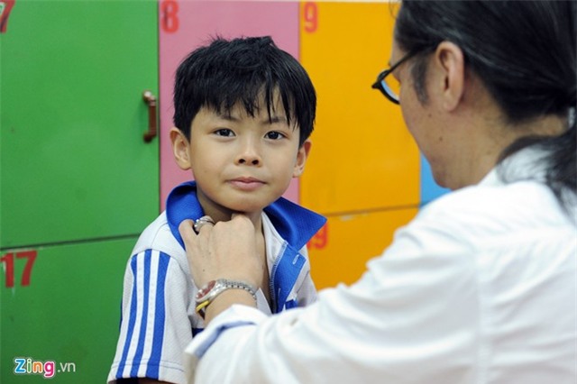 Trần Bờm ngượng nghịu thú nhận với bố học kém tiếng Anh