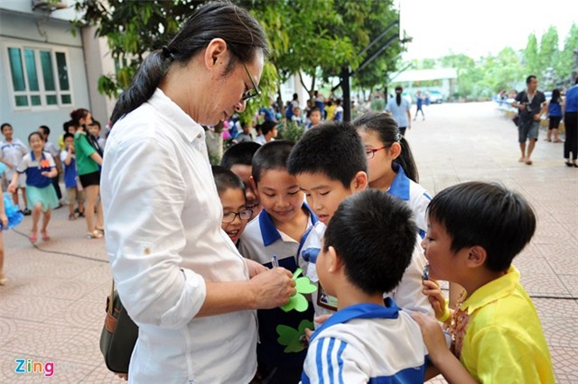 Trần Bờm ngượng nghịu thú nhận với bố học kém tiếng Anh