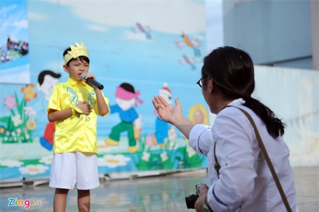 Trần Bờm ngượng nghịu thú nhận với bố học kém tiếng Anh