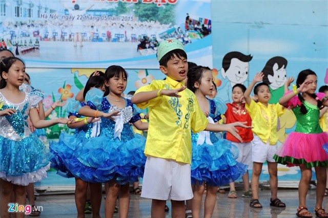 Trần Bờm ngượng nghịu thú nhận với bố học kém tiếng Anh