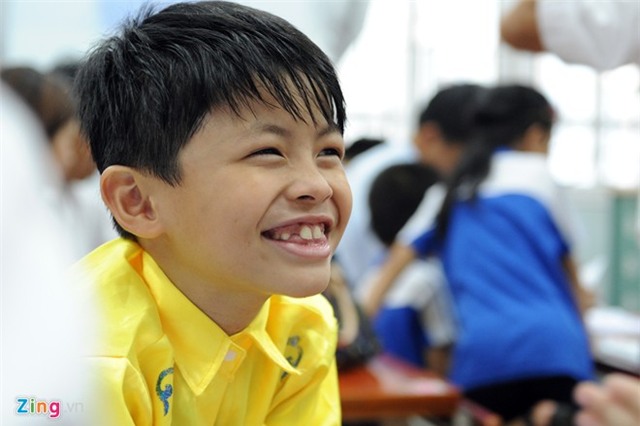 Trần Bờm ngượng nghịu thú nhận với bố học kém tiếng Anh