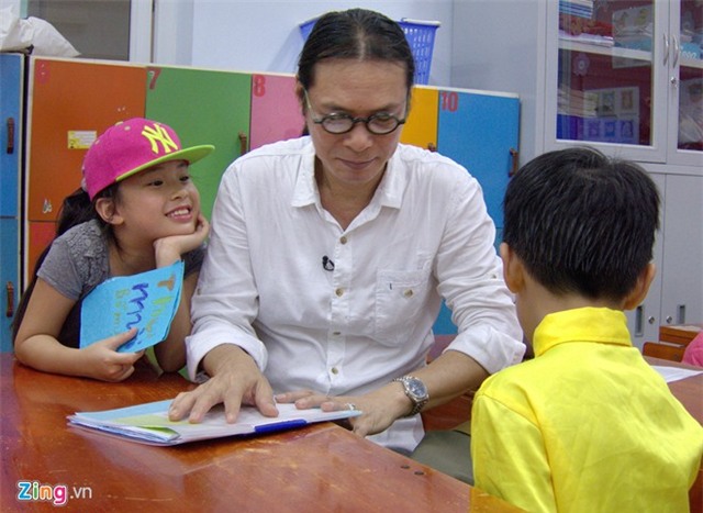 Trần Bờm ngượng nghịu thú nhận với bố học kém tiếng Anh