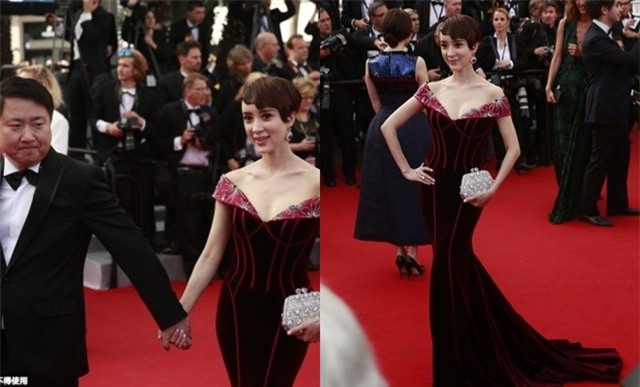 Nữ diễn viên Kim Xảo Xảo trên thảm đỏ cùng ông xã. Lát sau, cô quay lại thảm đỏ tạo dáng lần hai. Người đẹp đã bị yêu cầu rời thảm đỏ vì lý do...cản trở sự kiện. Trả lời phỏng vấn, Kim Xảo Xảo cho biết