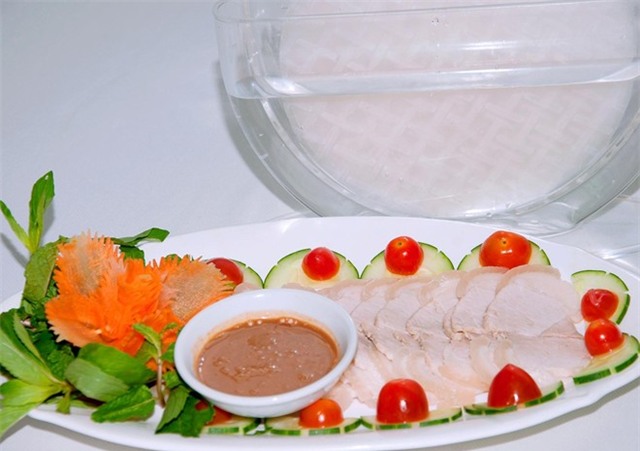 Thịt heo luộc hai đầu da cuốn bánh tráng. Ảnh: Nhà hàng Sen Vàng.