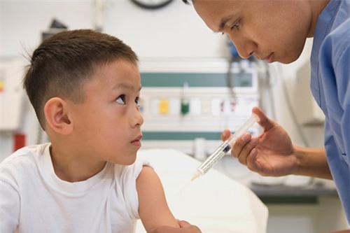 10 mũi tiêm vắc xin trẻ "không thể bỏ qua" trong đời - 1