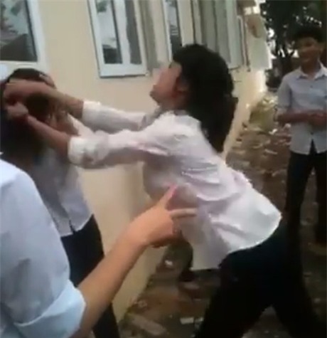 Nhưng những cú đánh, túm tóc vẫn tới tấp (Hình ảnh trong clip)