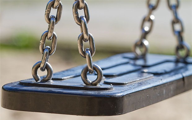 Phát hiện bà mẹ trẻ lặng lẽ đẩy xác con trên xích đu trong công viên