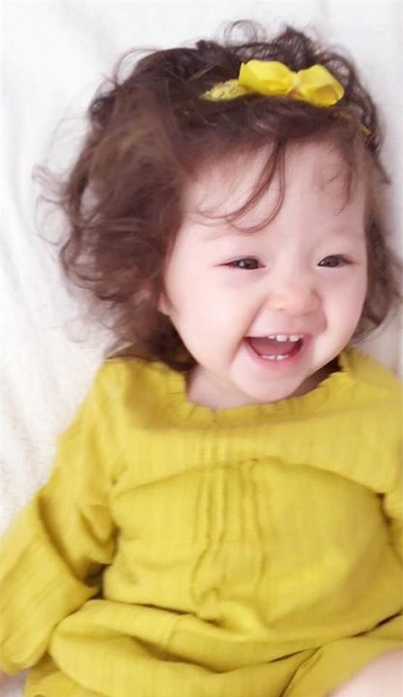 Cadie hớn hở khoe răng sữa cùng nụ cười thiên thần