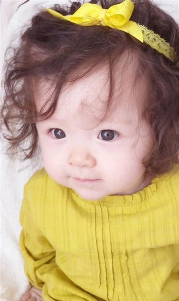 Cadie hớn hở khoe răng sữa cùng nụ cười thiên thần