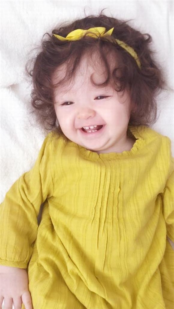 Cadie hớn hở khoe răng sữa cùng nụ cười thiên thần