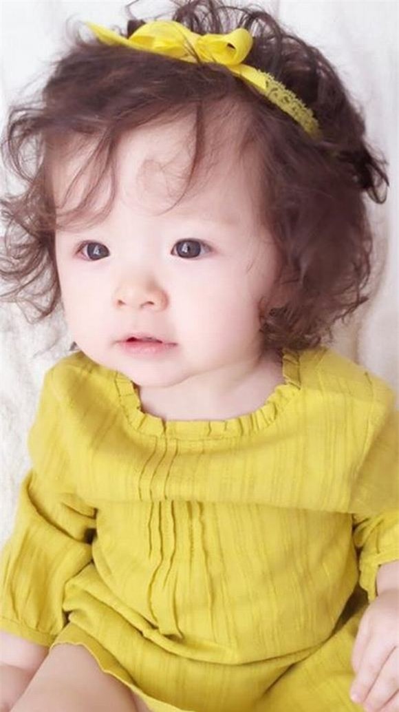 Cadie hớn hở khoe răng sữa cùng nụ cười thiên thần