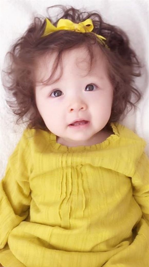 Cadie hớn hở khoe răng sữa cùng nụ cười thiên thần