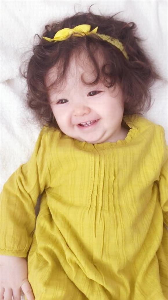 Cadie hớn hở khoe răng sữa cùng nụ cười thiên thần