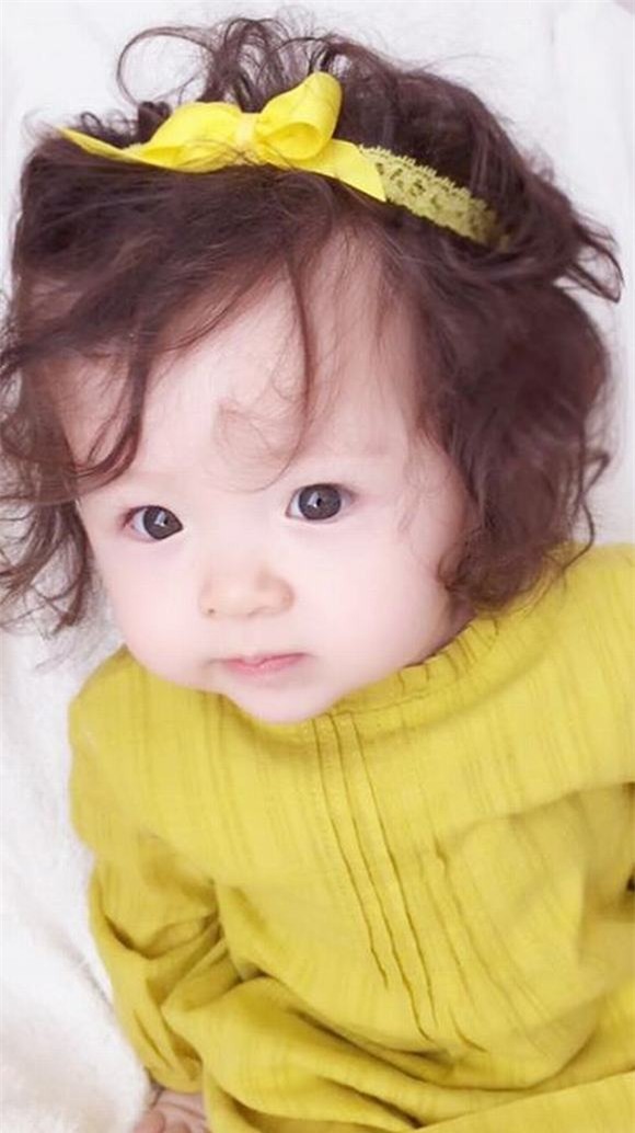 Cadie hớn hở khoe răng sữa cùng nụ cười thiên thần