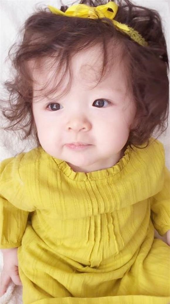 Cadie hớn hở khoe răng sữa cùng nụ cười thiên thần