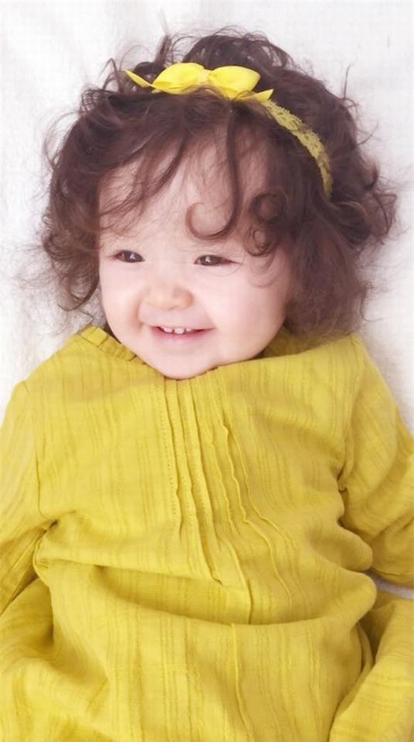 Cadie hớn hở khoe răng sữa cùng nụ cười thiên thần