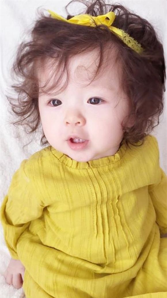 Cadie hớn hở khoe răng sữa cùng nụ cười thiên thần