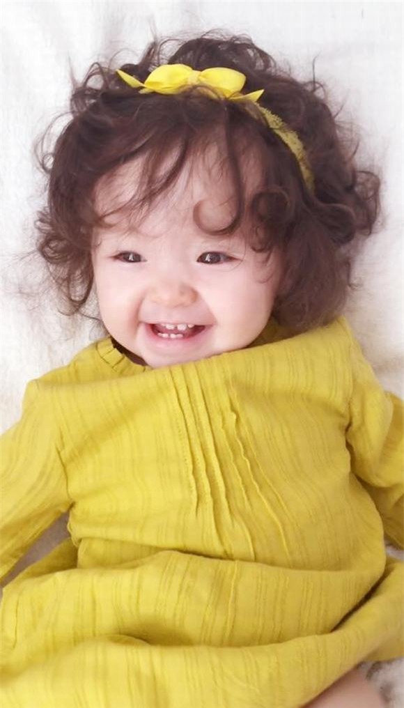 Cadie hớn hở khoe răng sữa cùng nụ cười thiên thần