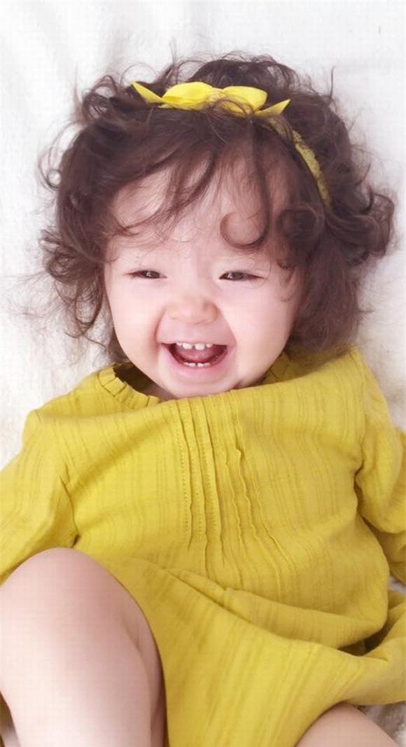 Cadie hớn hở khoe răng sữa cùng nụ cười thiên thần