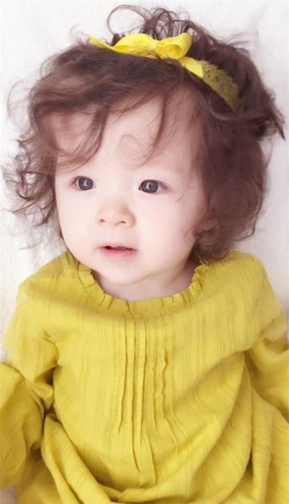 Cadie hớn hở khoe răng sữa cùng nụ cười thiên thần