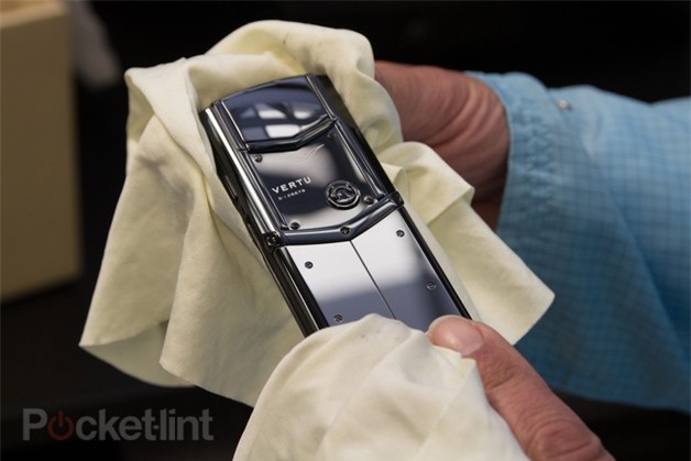 Bên trong xưởng sản xuất điện thoại Vertu