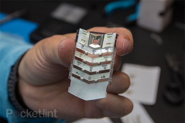 Bên trong xưởng sản xuất điện thoại Vertu