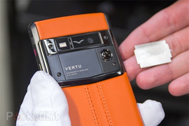 Bên trong xưởng sản xuất điện thoại Vertu