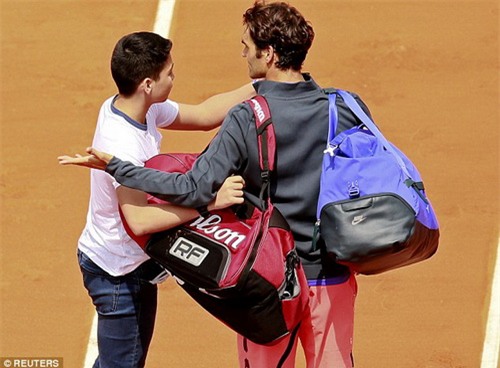 Federer phiền lòng khi bị lôi kéo chụp hình tận giữa sân đấu